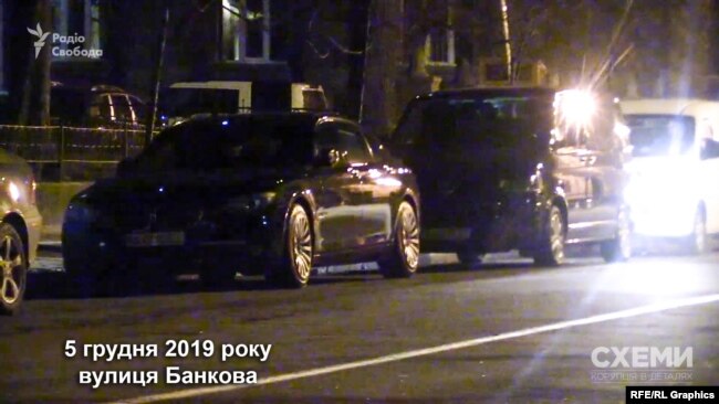 5 грудня на Банковій знімальна група «Схем» помітила кортеж, який часто відвідує офіс Ігоря Коломойського