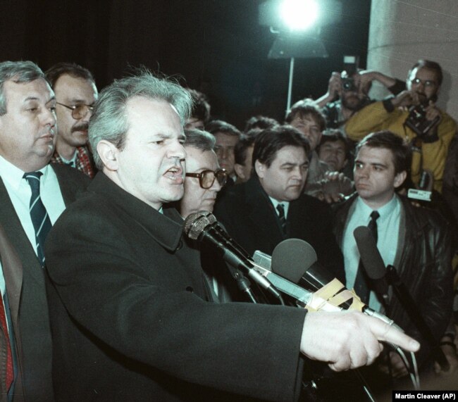 Президент Сербии Слободан Милошевич выступает перед своими сторонниками в Белграде, февраль 1989 года