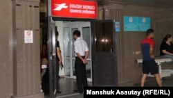 У входа в приемное отделение больницы, куда доставили раненных в результате вооруженной атаки. Алматы, 18 июля 2016 года.