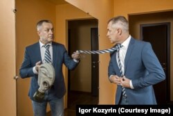 "Собираешься в магаз - надевай противогаз". Фотоколлаж Игоря Козырина