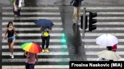 Дожд во Скопје, луѓе со чадори