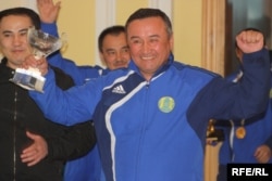 Бокстан Қазақстанның жастар құрамасының бас бапкері Назар Ілиясов. Алматы, 11 наурыз, 2010 жыл.