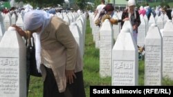 Могилы похороненных боснийских мусульман, убитых в Сребренице в 1995 году. Мемориальный центр недалеко от Сребреницы. 11 июля 2013 года. 