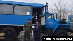 Петропавлда су басқан жолда тұрған төтенше жағдайлар қызметінің көлігі. 24 сәуір 2017 жыл.