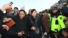 Хён Сонг Вол, лидер популярного женского ансамбля песни "Моранбонг" прибывает в Ганьгун