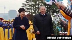 Президент Южной Кореи Пак Кын Хе (слева) и президент Казахстана Нурсултан Назарбаев. Сеул, 10 ноября 2016 года.