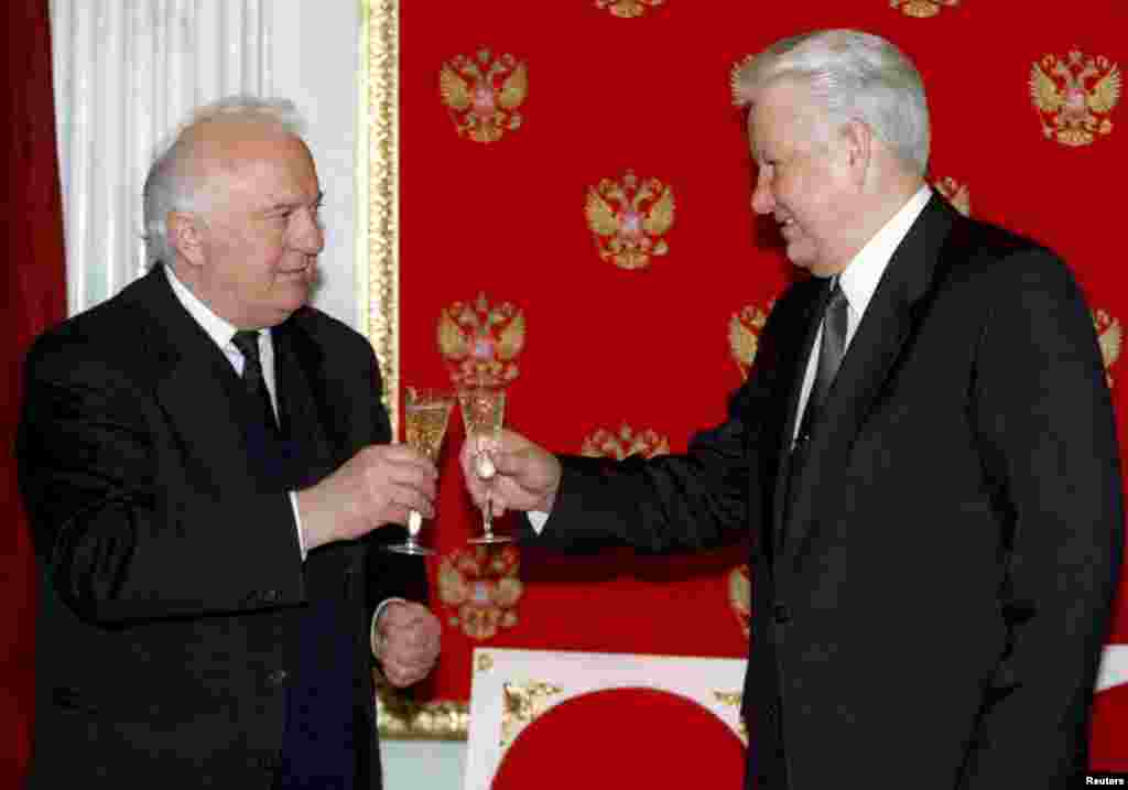 Rusiyalı həmkarı Boris Yeltsinlə (sağda) tost qaldırır. 1996-cı il.&nbsp;