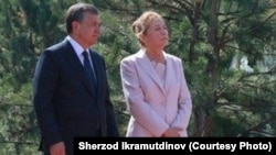 Өзбекстандын президенти Шавкат Мирзиёев жана Ислам Каримовдун жесири Татьяна Каримова.