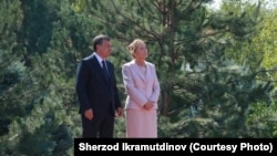 Prezident Mirziýoýew we öňki prezident Yslam Karimowyň aýaly Tatýana Karimowa bilen bilelikde Karimowa bagyşlanan ýadygärligiň açylyş dabarasyna gatnaşýar, 31-nji awgust, 2017-nji ýyl 