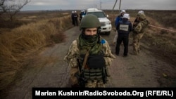 Донбас: поблизу Петрівського дзеркальне розведення військ – фоторепортаж