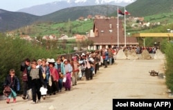 Косовські албанці перетинають кордон до Албанії на початку 1999 року