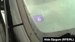 Oznaka Euronorm 6 na ovom automobilu znači da je emisija štetnih čestica u njegovom izduvnom gasu prihvatljivija za životnu sredinu od, na primjer, Euronorma 5 ili 3.