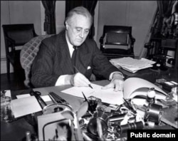 Прэзыдэнт ЗША Франклін Рузвэльт падпісвае законапраект аб лэнд-лізе, 1941