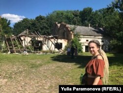 Маргарита Пырко показывает развалины замковых конюшен