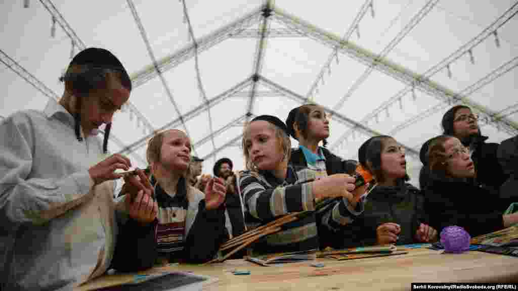 Jewish children play games and take part in a gift lottery.