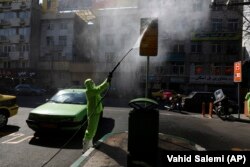 په تهران کې یو حکومتي کارکوونکی د جراثیمو ضد دوا پاشي