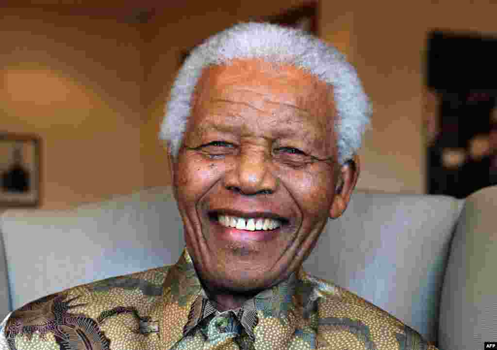 نلسون ماندلا در سال ۱۹۹۹، پس از یک دوره ریاست جمهوری، از قدرت کناره گرفت.