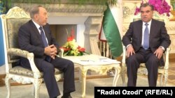 Президент Казахстана Нурсултан Назарбаев (слева) и президент Таджикистана Эмомали Рахмон на встрече в ходе саммита ОДКБ в Душанбе. 14 сентября 2015 года.