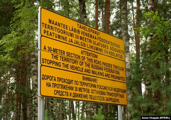 SaobraÄajni znak upozorava vozaÄe na 30-metarskom dijelu puta koji prolazi kroz rusku teritoriju.