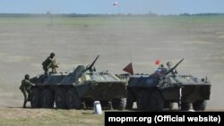 Vehicule blindate transnistrene și ruse la un exercițiu militar comun