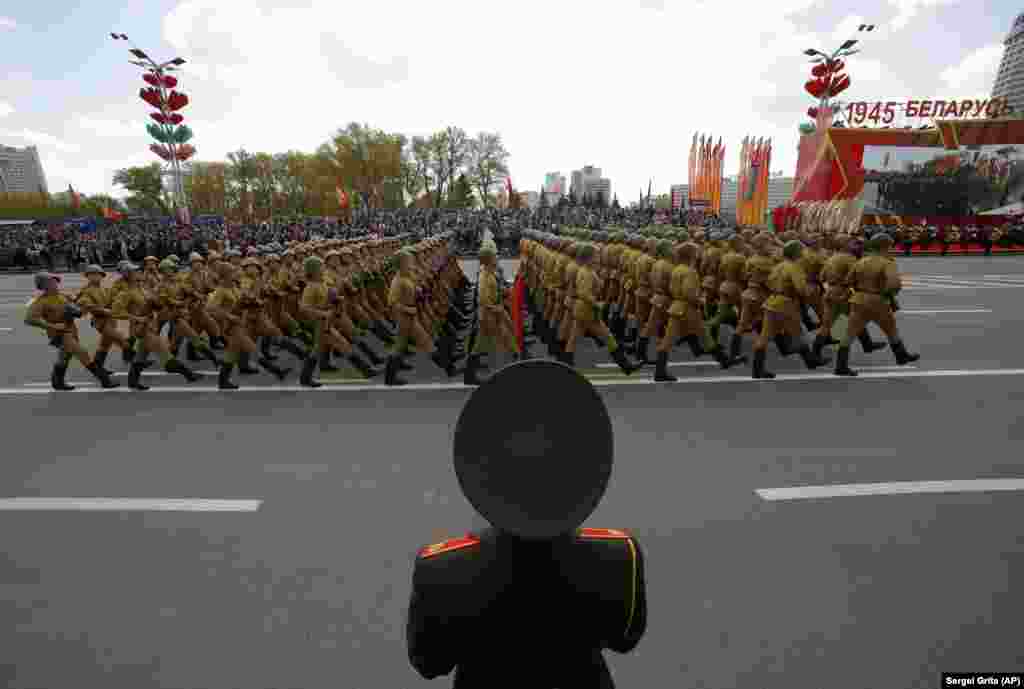 Солдати крокують у столиці Білорусі Мінську під час військового параду з нагоди 75-ї річниці перемоги над нацистською Німеччиною