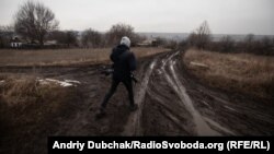 Кореспондент Радіо Свобода Мар'ян Кушнір долає бездоріжжя прифронтового селища Золоте-4. Донбас,лютий 2020 року