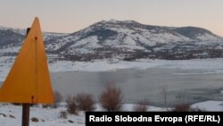 Од општината Новаци, во чии рамки е Мариово, велат дека одржувањето на овој патен правец не е во нивна надлежност, туку на Македонија пат.