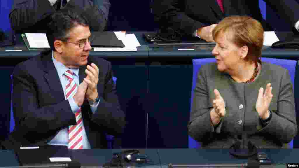 ГЕРМАНИЈА - Германските социјалдемократи гласаа за започнување формални коалициски разговори со конзервативците на канцеларката Ангела Меркел. Со тоа најголемата економската сила на Европа е на чекор поблиску до стабилна влада по неколкумесечни политички ќор-сокак.