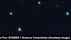 Пан-СТАРРС–1 телескобу тарткан сүрөттөгү кызыл чекит — PSO J318.5–22 планетасы.