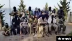Скриншот видео боевиков ИГ, которые заявляют, что они являются выходцами из Таджикистана.
