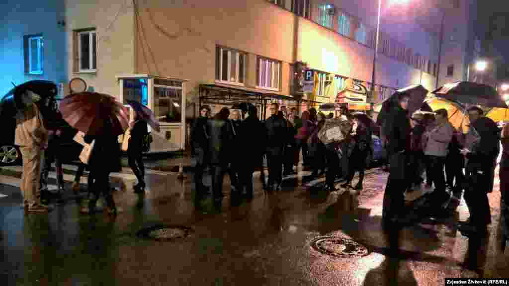 Dio građana okupio se i ispred zgrade Ministarstva unutrašnjih poslova Kantona Sarajevo.