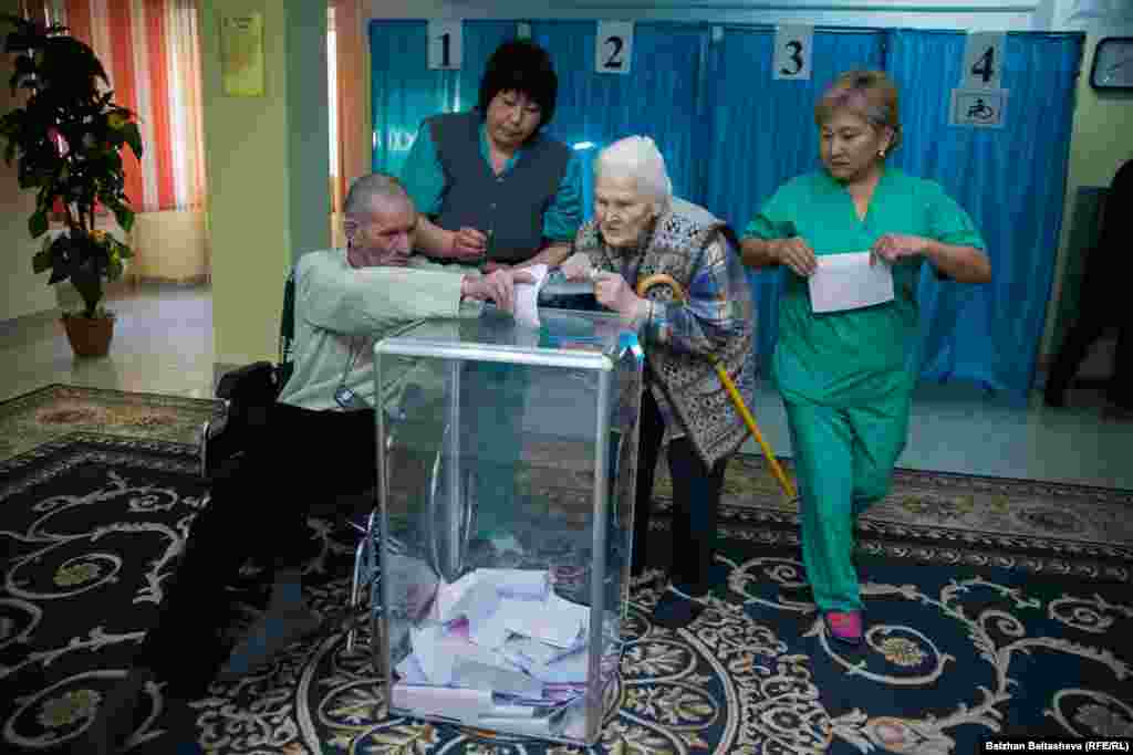 Пацентов, проживающих в Доме ветеранов, на избирательном участке сопровождали медсестры.&nbsp;