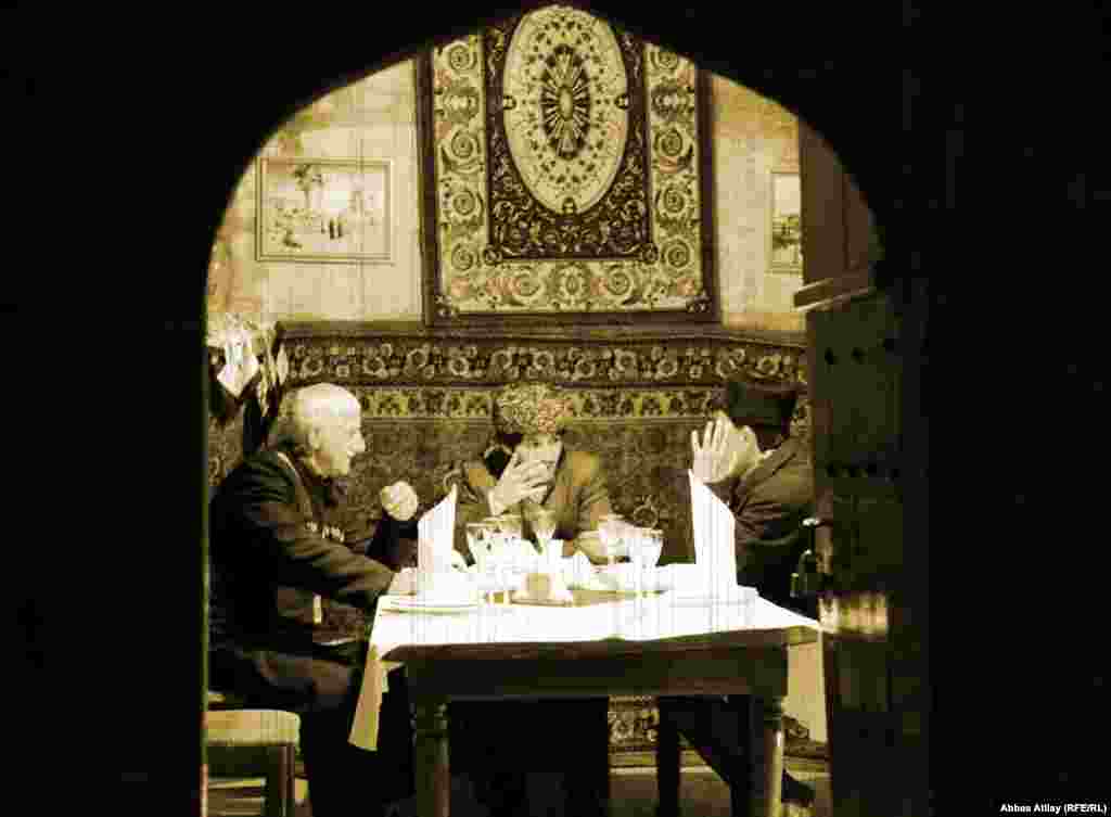 Həşim Əliyev, Mir Fəttah Musəvi və Qoqoberidze Pasajdakı «Novıy Svet» yeməkxanasında nahar edirlər. Hadisə səhnələşdirilib.