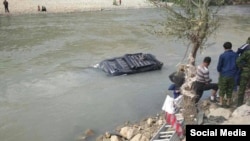 Упавший в реку микроавтобус в Горно-Бадахшанской автономной области Таджикистана. 28 августа 2017 года.