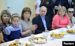 Владимир Путин в Абакане пил с погорельцами из Хакасии чай и обещал помощь