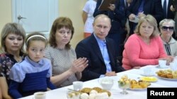 Орусиянын президенти Владимир Путин Хакасиядагы өрттөн жабыркагандар менен жолукту. Хакасия, 21-апрель, 2015.