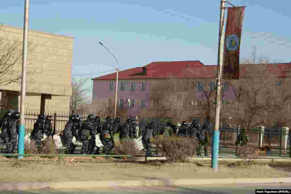 Жаңаөзен қаласындағы арнайы жасақ сарбаздары. 19 желтоқсан 2011 жыл