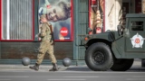 În București, armata pe stradă supraveghează traficul