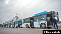 Новые автобусы на площади в Бишкеке. Архивное фото. 