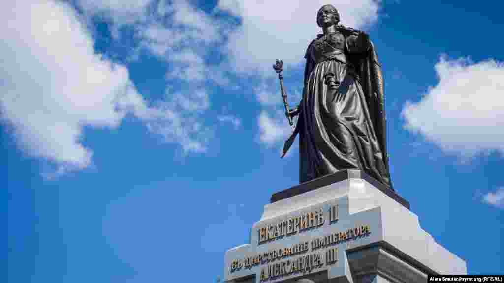 В Симферополе появился памятник Екатерине ІІ, 19 августа Памятник Екатерине высотой 10 метров расположен в Екатерининском парке Симферополя. Скульптуру доставили из подмосковного Жуковского, где она была изготовлена на скульптурно-производственном комбинате «Лит Арт». 