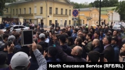 В минувшее воскресенье мусульмане уже собирались у посольства Мьянмы 