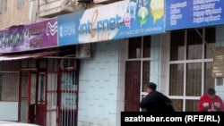 Түркіменстандағы интернет-кафе. Ашғабат, 2012 жылдың ақпаны. (Көрнекі сурет)