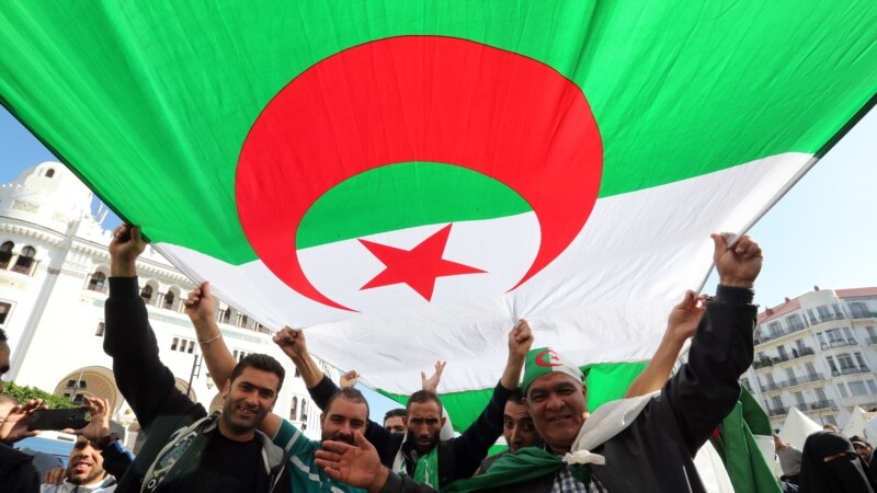 اعتراضات گسترده خیابانی در الجزایر علیه انتخابات ریاست جمهوری