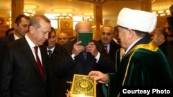 Turkish President Recep Tayyip Erdogan (L) on a visit to Minsk.