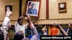 Զիմբաբվե - Նախագահ Ռոբերտ Մուգաբեի հրաժարականից հետո կառավարական շենքերից մեկի պատից հեռացնում են նրա դիմանկարը, Հարարե, 21-ը նոյեմբերի, 2017թ․