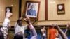 Портрет Мугабе снимают со стены после отставки президента, 21 ноября 2017 