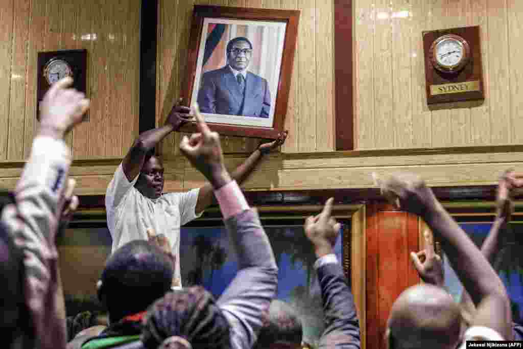 ЗИМБАБВЕ - Новиот претседател на Зимбабве, 75-годишниот Емерсон Мнагагва, кој утре треба да положи заклетва, е под санкции од САД, поради неговите активности за време на владеењето на досегашниот претседател Роберт Мугабе. Мнагагва е на мета на американските санкции поради поткопување на демократските процеси или институции, како и поради &bdquo;насилство и прекршување на човековите права на политичките противници