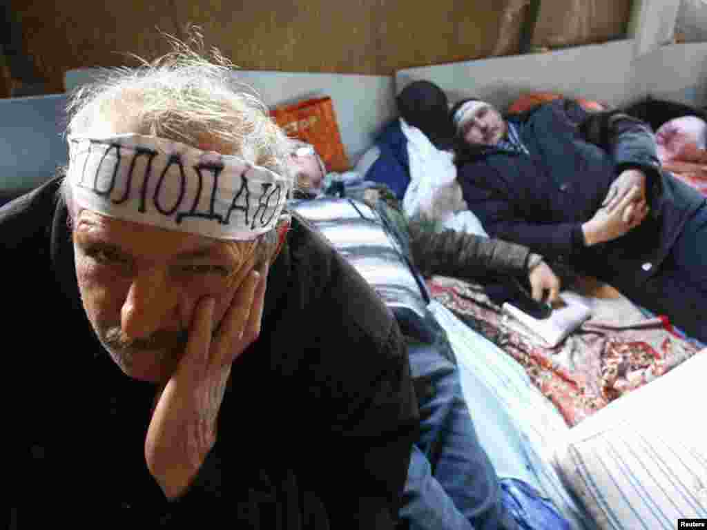 Emergency workers who fought the blaze at the Chornobyl nuclear reactor take part in a hunger strike in Donetsk. They are demanding the authorities pay out subsidies and benefits guaranteed by law. (REUTERS/Valeriy Bilokryl)