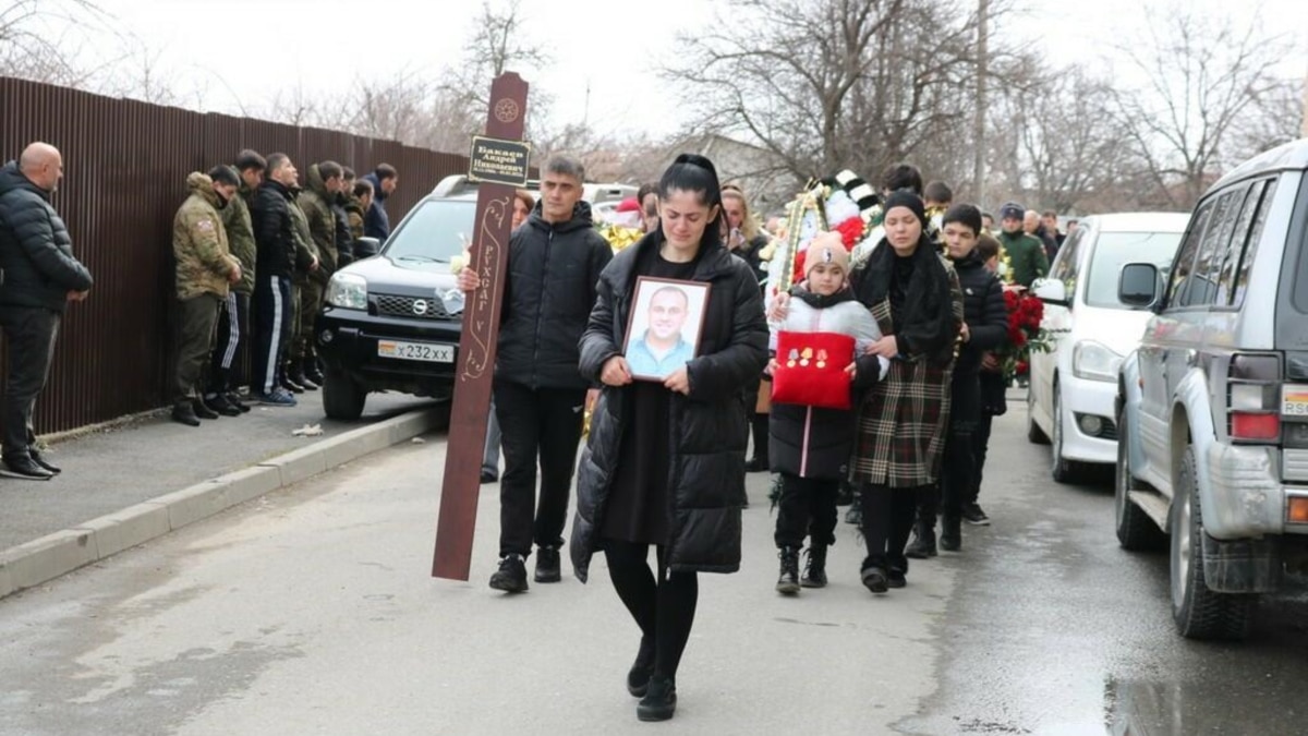 Сколько погибших на донбассе мирных жителей. Похороны на Западной Украине. События в Южной Осетии. Жители Осетии.