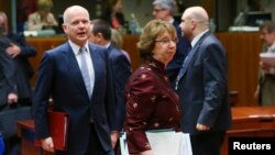 Șefa politicii externe a UE, Catherine Ashton (centru), și ministrul britanic de externe, William Hague (stânga), la reuniunea de la Bruxelles, 17 martie 2014